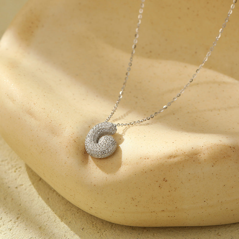 Collier Lettres Bubble en Acier Inoxydable – Élégance et Modernité
