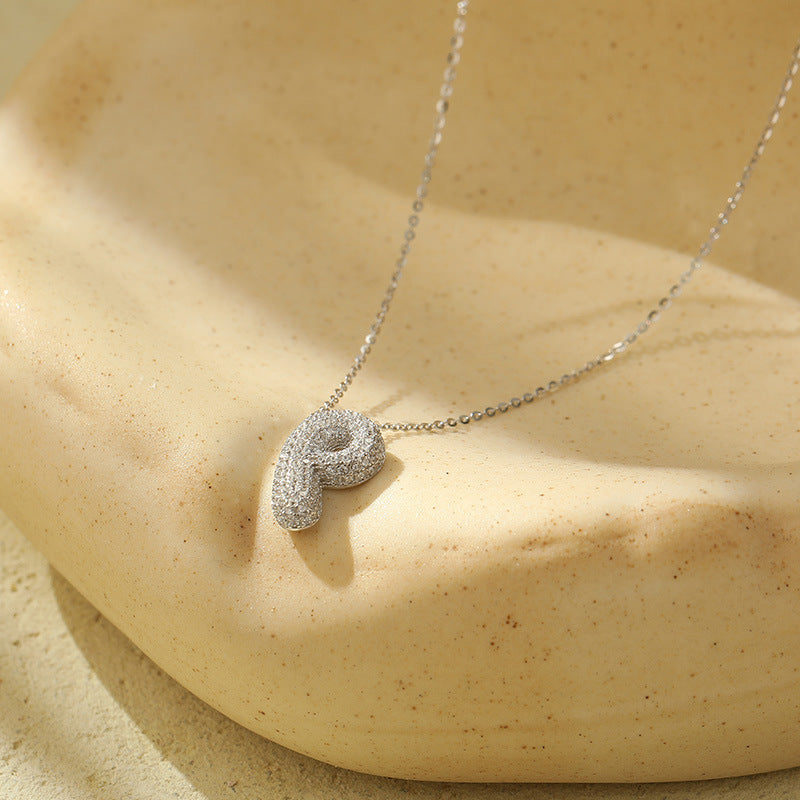 Collier Lettres Bubble en Acier Inoxydable – Élégance et Modernité