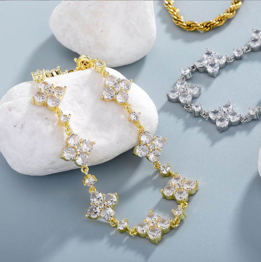 Bracelet Fleur en Zircon Étincelant – Élégance et Raffinement