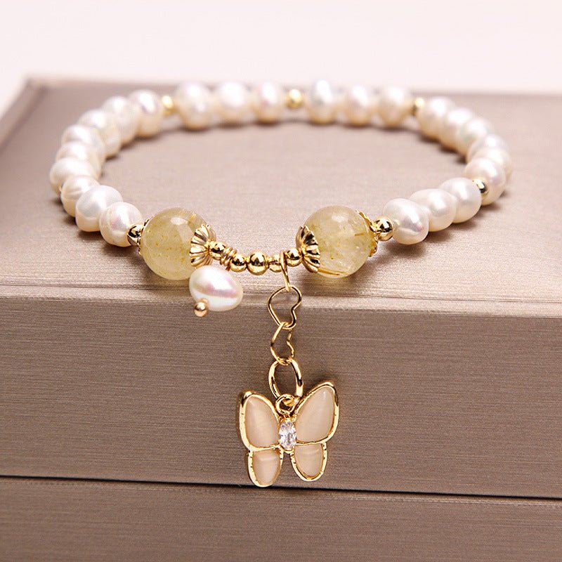 Bracelet en perles d’eau douce, quartz fraise et opale – Papillon délicat - 𝓑𝓲𝓳𝓸𝓾𝔁𝓒𝓪𝓮𝓵𝔂𝓼 - bracelet - 𝓑𝓲𝓳𝓸𝓾𝔁𝓒𝓪𝓮𝓵𝔂𝓼 - 