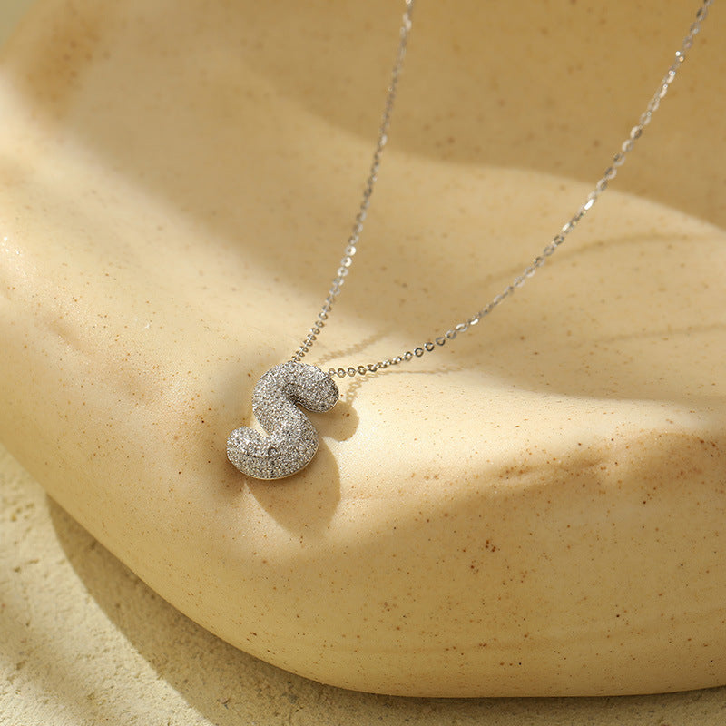 Collier Lettres Bubble en Acier Inoxydable – Élégance et Modernité